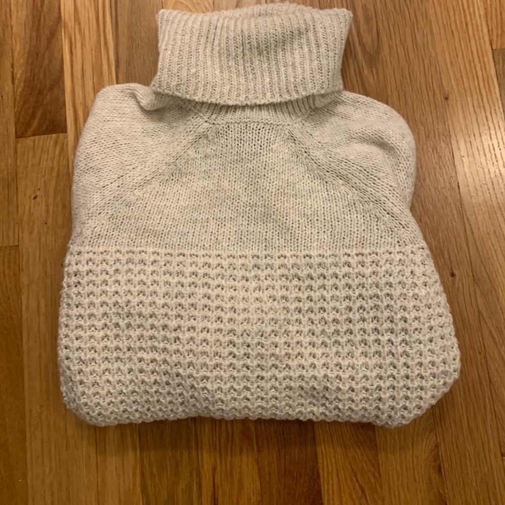 NWOT Abercrombie  Cream-colored Turtle neck M